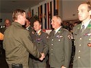 Oberstleutnant Lach gratuliert Vizeleutnant Tax, Soldat des Jahres vom Jägerbataillon 17.