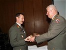 Polajnar gratuliert Oberstleutnant Hofer zur Auszeichnung.