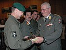 Brigadier Polajnar gratuliert Oberstleutnant Hardt Stremayr zur Auszeichnung.