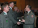 Obstlt Hofer (Kdt JgB18) gratuliert seinem Soldaten 2006,Wm Horn