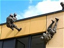 Geiselbefreiung: Die Spezialisten der Aufklärungskompanie stürmen ein Gebäude.