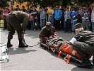 Hilfe: Sanitäter demonstrieren die Bergung eines Verletzten nach einem Verkehrsunfall.