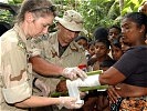 Sri Lanka im Jänner 2005: Heeres-Mediziner kümmern sich um eine Frau, die sich den Arm gebrochen hat.