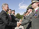 Bundespräsident Fischer und Minister Darabos gratulierten den frisch gebackenen Leutnanten.