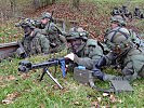 Ein MG-Trupp gibt den Soldaten Feuerunterstützung.