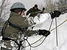 Soldaten der Alpineinsatzgruppe West des Bundesheeres sichern einen lawinengefährdeten Hang in Annaberg.