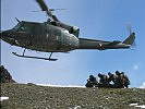 Ein Hubschrauber "Agusta Bell" 212 landet im Gebirge Soldaten an.