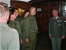 Generalmajor Kritsch begrüßt die Milizionäre des Militärkommandos.