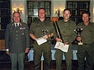 Der Militärkommandant gratuliert den Siegern des Schießbewerbes: Major Michler, Wachtmeister Ibertsberger, Major Barta.