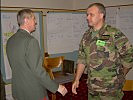 Der Akademiekommandant, General Raimund Schittenhelm (l.), begrüßt einen slowakischen Übungsteilnehmer.
