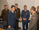 Generalmajor Cetin im Gespräch mit Generalmajor Pucher (vorne rechts).