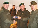 General Ertl übergibt Hauptmann Schreyer ein Geschenk im Rahmen des Truppenbesuchs.