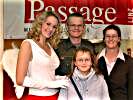 Auch das „Passage Linz“-Christkind freut sich, dass OStv Wolfgang Perfahl, Tochter Katharina und Gattin Sabine Weihnachten gemeinsam verbringen können.