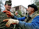 CIMIC-Soldaten helfen der Bevölkerung in jedem Bereich. Egal ob alten Bauern im Kosovo...