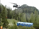 Zunächst brachte ein 'Black Hawk' Container für die Notunterkunft auf den Berg.