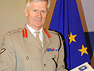 Generalleutnant David Leakey, Generaldirektor des EU-Militärstabes, mit dem neuen Handbuch.