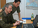 Verstärkung: Im Lagezentrum arbeiten auch Milizsoldaten des Jägerbataillons Vorarlberg.