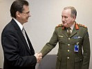 Darabos begrüßt General Patrick Nash, den Oberkommandierenden der EU-Eingreiftruppe im Tschad.