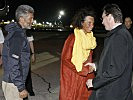Minister Darabos begrüßt Andrea Kloiber am Flughafen Wien-Schwechat.