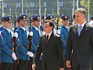 Minister Darabos wird in Belgrad mit militärischen Ehren empfangen.