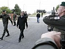 Begleitet von Brigadier Prader (l.) wird Minister Darabos im Kosovo empfangen.