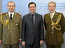 Minister Darabos mit Oberst Voiculescu (l.) und seinem Nachfolger Oberstleutnant Gibson.