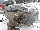 Ein ABC-Fachmann überprüft mit einem Strahlenmessgerät einen Hubschrauber des Heeres.