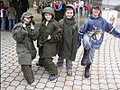 Kinder können unter anderem die Ausrüstung der Soldaten ausprobieren.