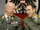 General Ertl und Generalleutnant Ponos im Gespräch.