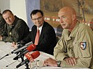 V.l.: Generalleutnant Höfler, Minister Darabos und Oberstleutnant Haller bei der Pressekonferenz.
