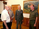 Im Stadtamt Eisenerz: Generalmajor Bair stellt Oberst Zöllner den Bgm. Freiinger (l.) und Auer (2.v.l.) vor.