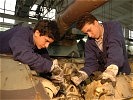 Zwei Lehrlinge arbeiten am Motor einens Jagdpanzers. Dieses Jahr bildet das Bundesheer 230 junge Menschen in rund 30 Lehrberufen aus.