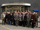 Die zahlreichen Besucher des Wiener Gemeinderates vor dem Military Control Center.