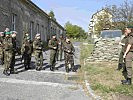 Die Soldaten errichten einen Checkpoint zur Kontrolle von Personen und Fahrzeugen.