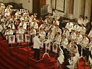 Heeres-Musikchef Oberstleutnant Heher leitete die 70 Musiker des Orchesters.