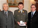Ing. Jaus und Prof. Winkler überreichen Brigadier Reißner das Große Ehrenzeichen.