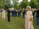 Die Besucher bewunderten die Uniformen der Abordnung der „Hoch- und Deutschmeister“.