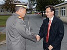 Minister Darabos wird vom burgenländischen Militärkommandanten, Brigadier Luif, begrüßt.