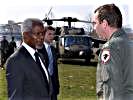 Kofi Annan wird vom Piloten des Black Hawk begrüßt.