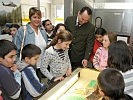 Forstamtsdirektor Andreas Januskovecz erklärt den Kindern die Auswirkungen des Borkenkäfers.