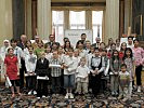 Nationalratspräsidentin Barbara Prammer mit den "ausgezeichneten" Kindern.