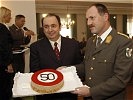Der frisch gebackene 50er Kurt Raffetseder (re.) übergibt Landeshauptmannstellvertreter Erich Haider eine Geburtstagstorte.