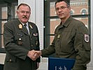 Generalstabschef Edmund Entacher gratulierte Oberst Bernhard Obmann (r.) zur hohen Auszeichnung durch die NATO.