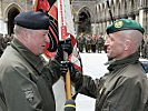 Generalleutnant Höfler (l.) übergibt die Fahne des Militärkommandos Wien an den neuen Kommandanten.