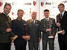 Der Wiener Militärkommandant, Brigadier Schmidseder, m., und die diesjährigen Preisträger.