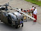 Ärzte des Heeresspitals übernehmen einen Schwerverletzten vom Notarztteam.