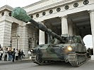 Eine Panzerhaubitze M-109 fährt durch das Tor auf den Heldenplatz.