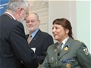Majorärztin Dr. Signe Buck-Perchthaler aus Oberösterreich wird das 'Ehrenzeichen der Evangelischen Militärseelsorge' verliehen.