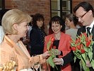 Minister Darabos überreicht rote Tulpen an 'seine' Damen.