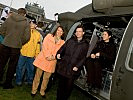 Black Hawk mit Stadtschulratspräsidentin Susanne Brandsteidl, Verteidigungsminister Norbert Darabos und Bettina Bakonyi von der 7b BORG Hegelgasse 14